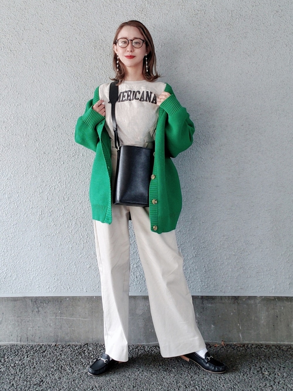 ベージュ系のTシャツ/カットソー、グリーン系のカーディガン/ボレロ、ベージュ系のその他パンツを着用したレディースの春コーディネートの4枚目の写真