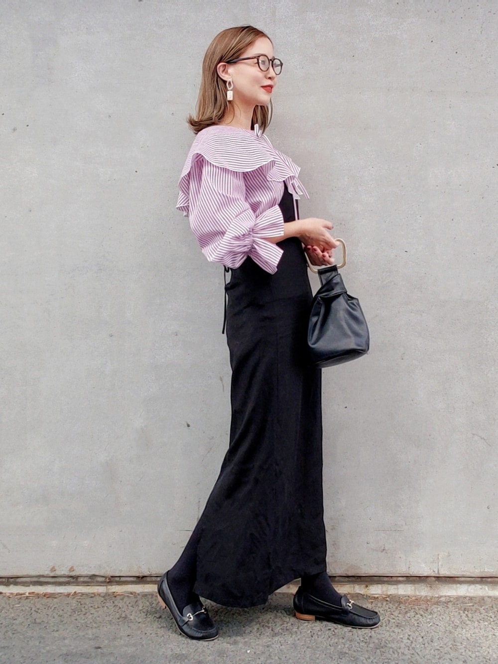 パープル系のシャツ/ブラウス、ブラック系のワンピース、ブラック系のローファーを着用したレディースの春コーディネートの3枚目の写真