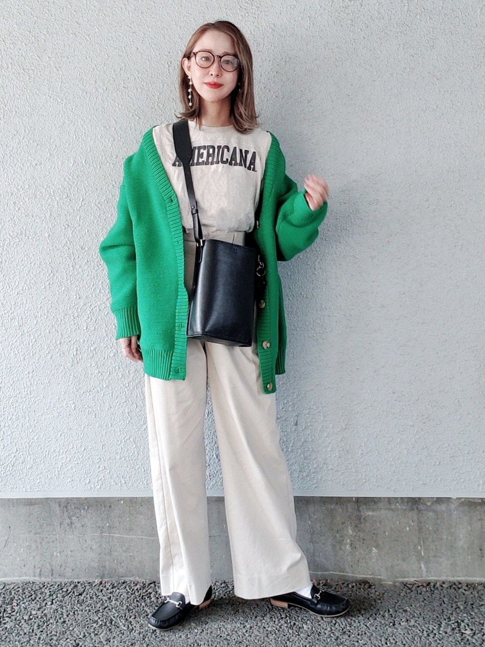 ベージュ系のTシャツ/カットソー、グリーン系のカーディガン/ボレロ、ベージュ系のその他パンツを着用したレディースの春コーディネートの2枚目の写真