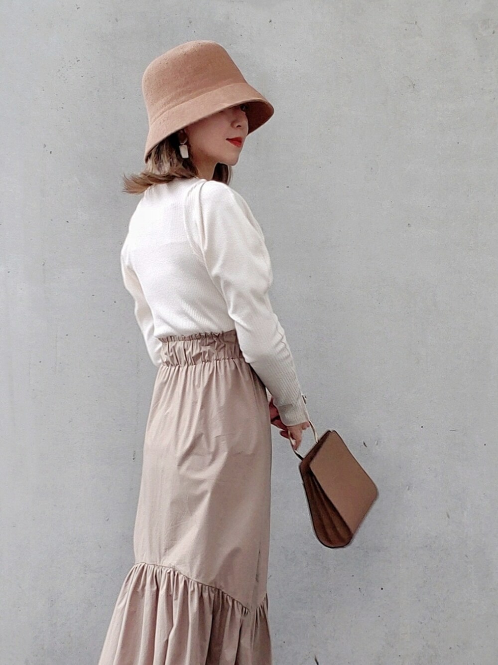 ホワイト系のワンピース、グレー系のブーツ、ブラウン系の帽子を着用したレディースの春コーディネートの3枚目の写真