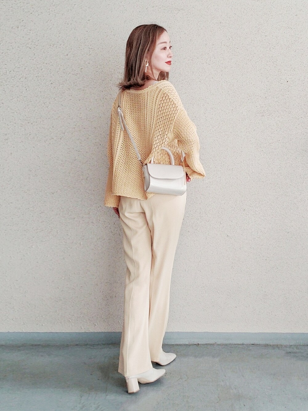 ベージュ系のその他パンツ、イエロー系のトップスを着用したレディースの春コーディネートの4枚目の写真