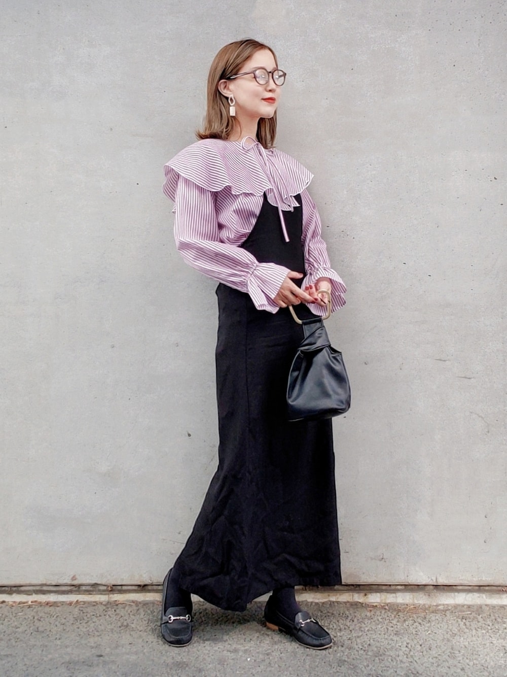 パープル系のシャツ/ブラウス、ブラック系のワンピース、ブラック系のローファーを着用したレディースの春コーディネートの2枚目の写真