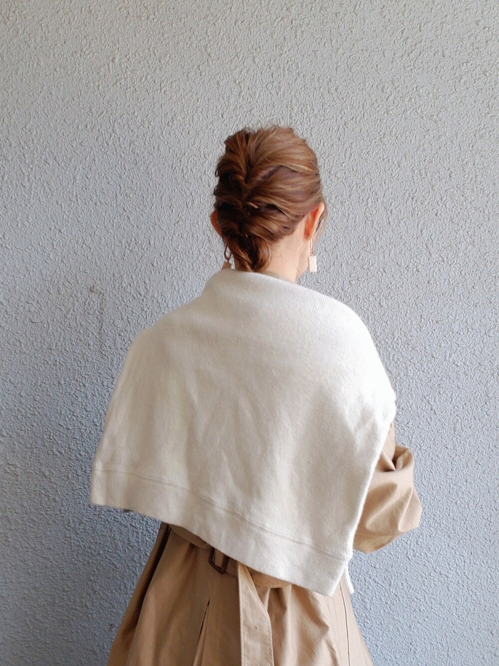 ブルー系のシャツワンピース、ベージュ系のトレンチコート、ブラック系のショルダーバッグを着用したレディースの春コーディネートの4枚目の写真