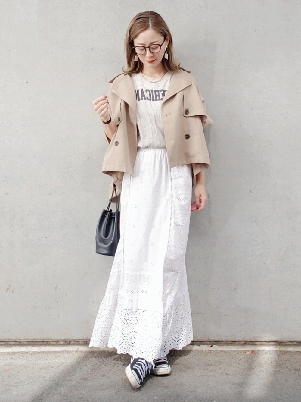ベージュ系のTシャツ/カットソー、ホワイト系のスカート、ベージュ系のその他アウターを着用したレディースの春コーディネートの3枚目の写真