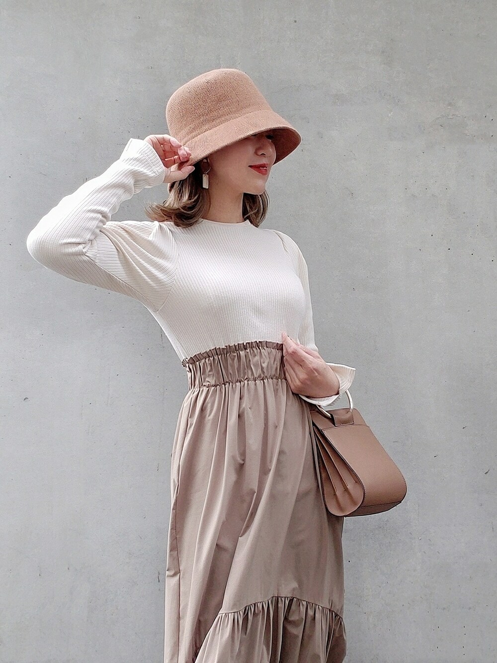 ホワイト系のワンピース、グレー系のブーツ、ブラウン系の帽子を着用したレディースの春コーディネートの4枚目の写真