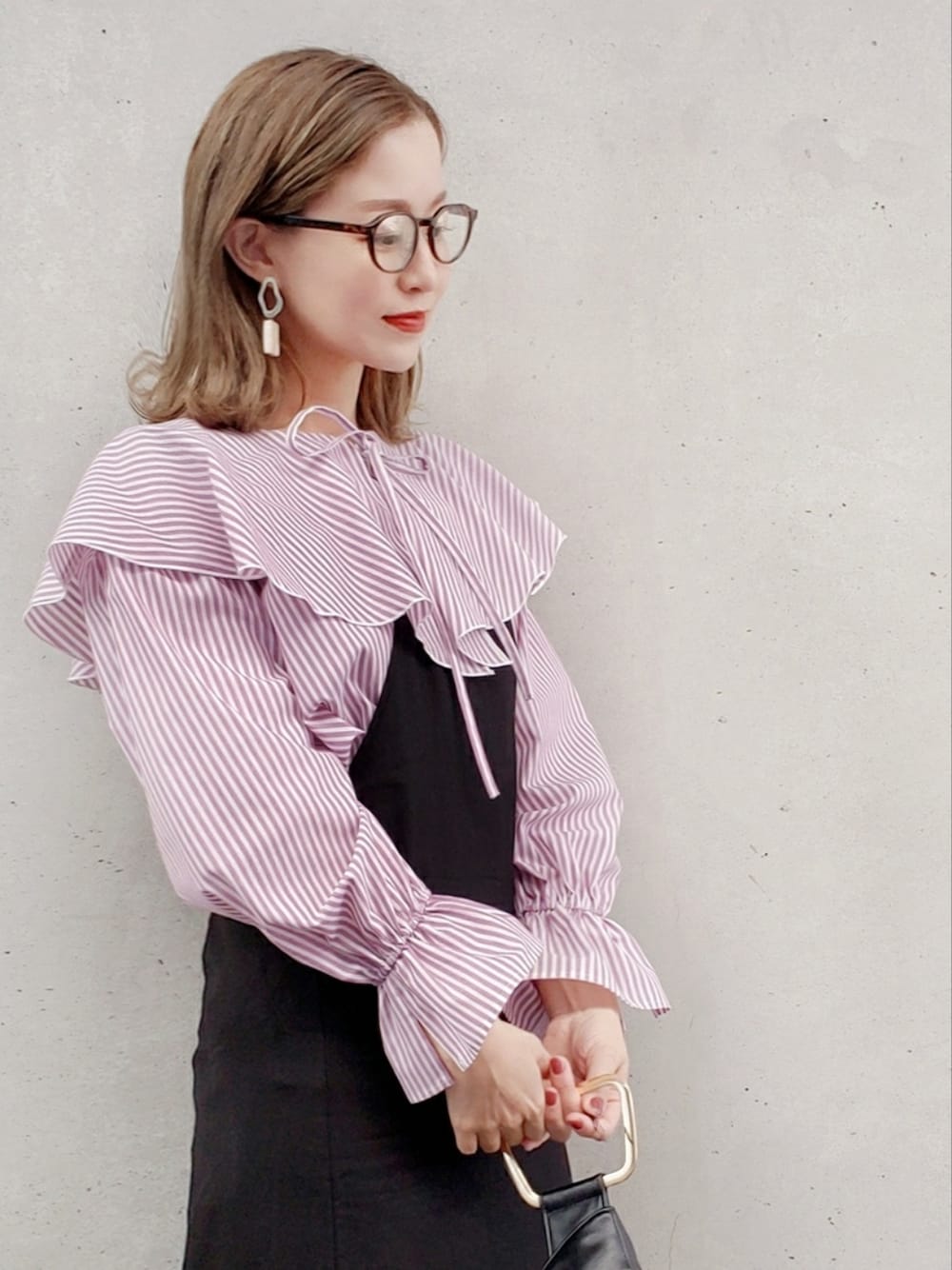 パープル系のシャツ/ブラウス、ブラック系のワンピース、ブラック系のローファーを着用したレディースの春コーディネートの4枚目の写真