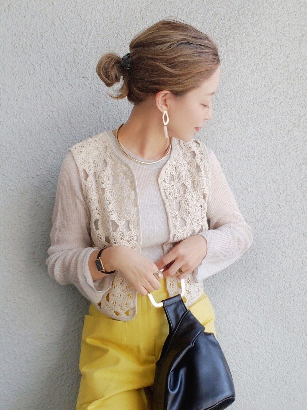 イエロー系のその他パンツ、ブラック系のベスト、ホワイト系のサンダルを着用したレディースの春コーディネートの4枚目の写真