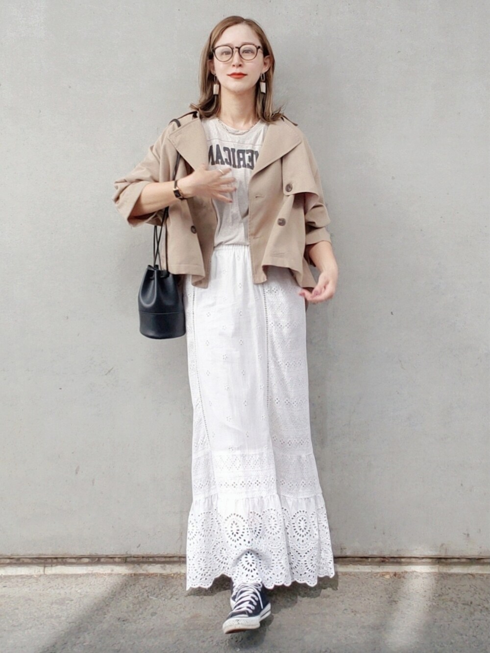 ベージュ系のTシャツ/カットソー、ホワイト系のスカート、ベージュ系のその他アウターを着用したレディースの春コーディネートの2枚目の写真