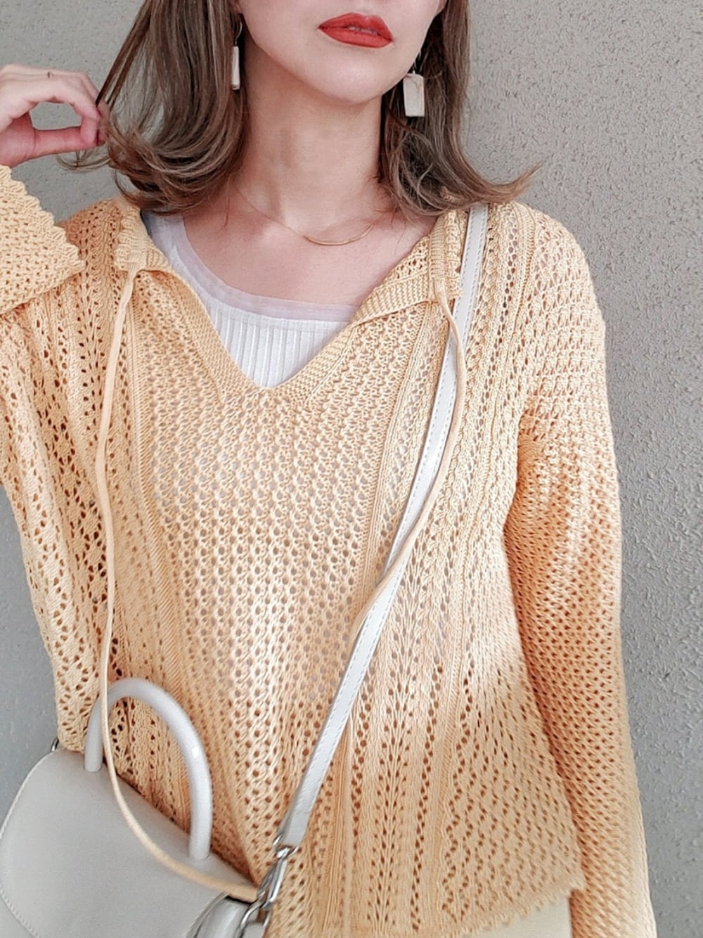 ベージュ系のその他パンツ、イエロー系のトップスを着用したレディースの春コーディネートの3枚目の写真