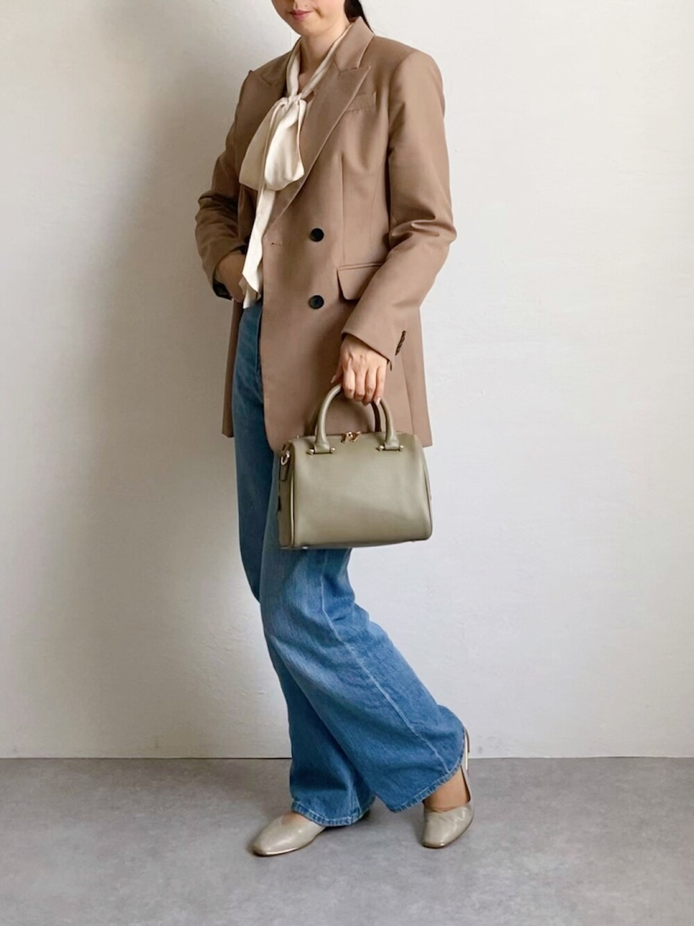 「今日のコーデ、キレイめカジュアル、大人女子、ootd、骨格ウェーブ、デニムコーデ、春服、いまどきジャケット写真、ジャケット、高身長女子、ボストンバッグ、ミニバッグ、ボウタイブラウス、ボウタイ、プチプラコーデ」｜「MIAN の2wayミニボストンバッグ（ボストンバッグ、グリーン系）」を使った、nobuさん（レディース・170cm）の春コーディネートの1枚目の写真