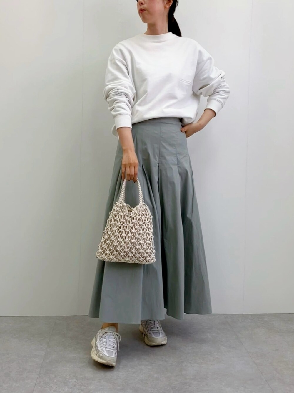 「大人カジュアル、春ファッション、今日のコーデ、大人コーデ、オトナカジュアル、ootd、大人ファッション、スニーカーコーデ、ビーズバッグ、高身長女子、タックスカート、スウエット、ロングスカート」｜「MIAN のビーズミックスメッシュトートバッグ（トートバッグ、ホワイト系）」を使った、nobuさん（レディース・170cm）の春コーディネートの1枚目の写真
