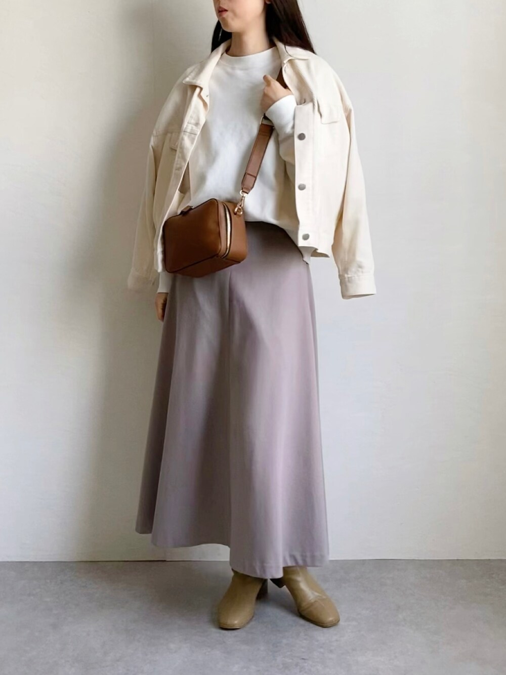 「春カラー、春コーデ、オトナ女子、春、きれいめカジュアル、スクエアバッグ、淡色コーデ、ママファッション、高身長女子、スクエアトゥ、骨格ウェーブ、ユニクロ、コーデュロイ、ジャケット、フレアスカート」｜「UNIQLOのコーデュロイオーバーサイズジャケット（その他アウター、ホワイト系）」を使った、nobuさん（レディース・170cm）の春コーディネートの1枚目の写真