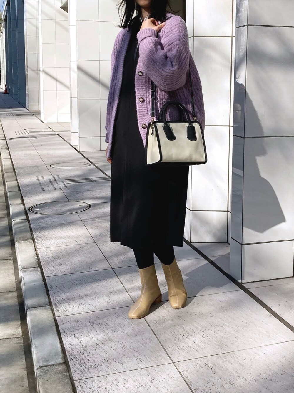 「秋冬コーデ、シンプル、今日のコーデ、休日コーデ、ジャンパースカート、ボリュームニット、高身長女子、プチプラコーデ、ショートブーツ、スクエアバッグ、ブラック、ブラックコーデ、黒ワンピ、着回しコーデ」｜「T・S・Lのスクエア2wayバッグ（ボストンバッグ、ブラック系）」を使った、nobuさん（レディース・170cm）の冬コーディネートの1枚目の写真