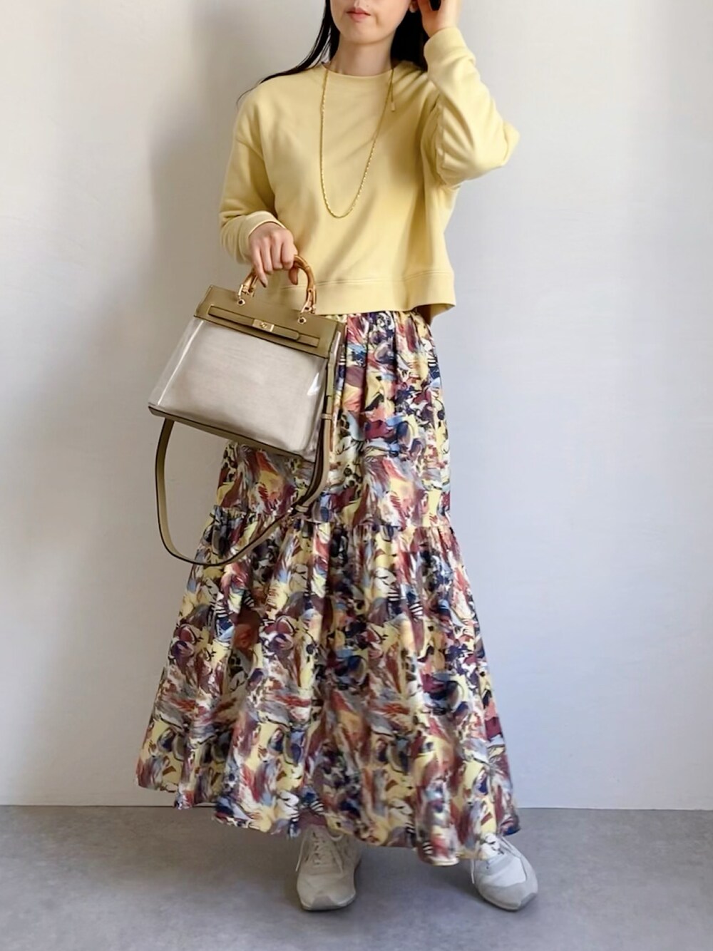 「春服デビュー宣言、春カラー、着回しコーデ、パステル映える春、春服みてみて、花柄スカート、ティアードスカート、スウェット、きれいめカジュアル、高身長女子、骨格ウェーブ、推し活、PVC、ビニールバック、ニューバランス996」｜「MIAN のバンブーハンドル2wayクリアハンドバッグ（ハンドバッグ、グリーン系）」を使った、nobuさん（レディース・170cm）の春コーディネートの1枚目の写真
