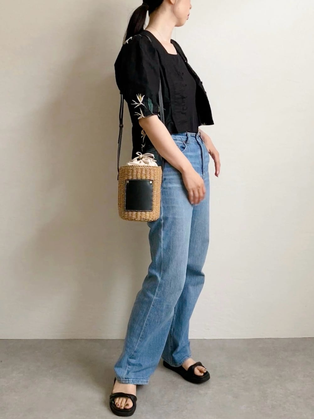 「シンプルコーデ、大人コーデ、デニム、夏コーデ、ショート丈トップス、ユニクロ、H&M、高身長女子、かごバッグ、ショルダーバッグ、花柄、サンダル、きれいめカジュアル、大人女子、骨格ウェーブ」｜「UNIQLOのアイテム（インナーウェア/肌着、ブラック系）」を使った、nobuさん（レディース・170cm）の夏コーディネートの1枚目の写真