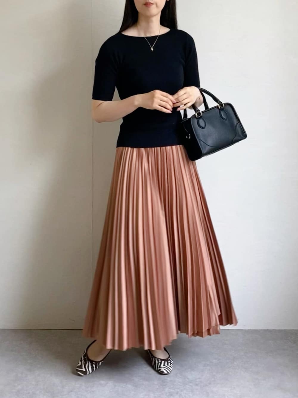 「オトナ女子、キレイめ、きれいめコーディネート、ootd、プリーツスカート、サテンスカート、ゼブラ柄、リブニット、ピンク、休日コーデ、デート、高身長女子、オフィスカジュアル、差し色、ロングスカート」｜「MIAN の2wayスクエアハンドバッグ（ハンドバッグ、ブラック系）」を使った、nobuさん（レディース・170cm）の夏コーディネートの1枚目の写真