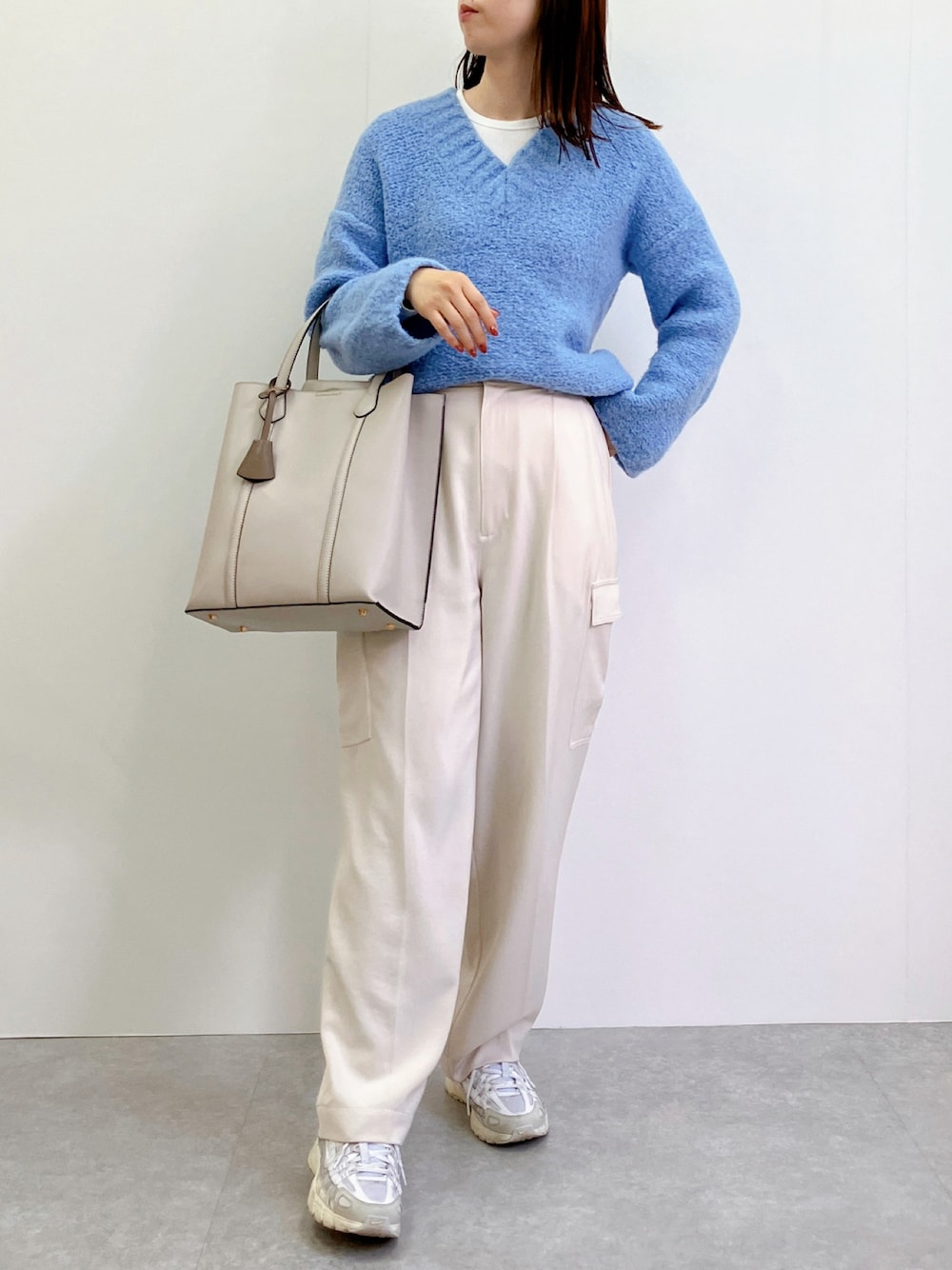 「ニット、ブルーニット、ワークパンツ、高身長女子、オフィスカジュアル、通勤コーデ、お仕事コーデ、通勤バッグ、重ね着、白パンツ、白スニーカー、今日のコーデ、30代コーデ」｜「JILL STUARTの◆ブークレＶネックプルオーバー（ニット/セーター、ブルー系）」を使った、nobuさん（レディース・170cm）の冬コーディネートの1枚目の写真