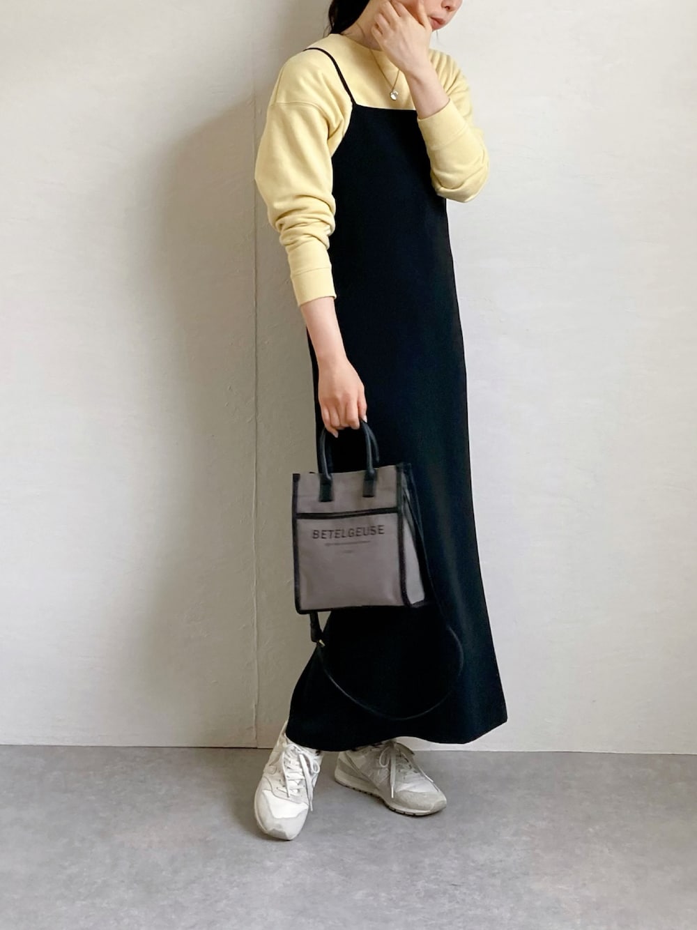 「カジュアルコーデ、春カラー、オトナ女子、スニーカーコーデ、オトナカジュアル、スウェット、キャミワンピ、ロゴ、高身長女子、骨格ウェーブ、黒ワンピ、プチプラ、キャンバストート、白スニーカー、イエロー×ブラック」｜「A part byのスクエアネックキャミワンピース 265228（ワンピース、ブラック系）」を使った、nobuさん（レディース・170cm）の春コーディネートの1枚目の写真