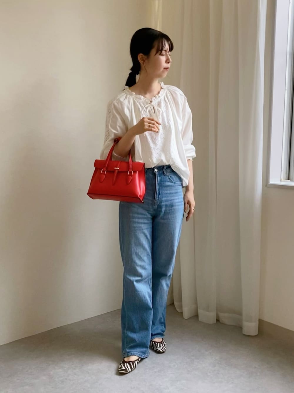 「着回しコーデ、高身長女子、フリル、フリルブラウス、レースブラウス、デニム、プチプラ、赤、赤いバッグ、ゼブラ柄、バレエシューズ、白ブラウス、今日のコーデ、ママコーデ、ootd」｜「MIAN のCATTLEYA / フラップ2wayハンドバッグ（ハンドバッグ、レッド系）」を使った、nobuさん（レディース・170cm）の秋コーディネートの1枚目の写真