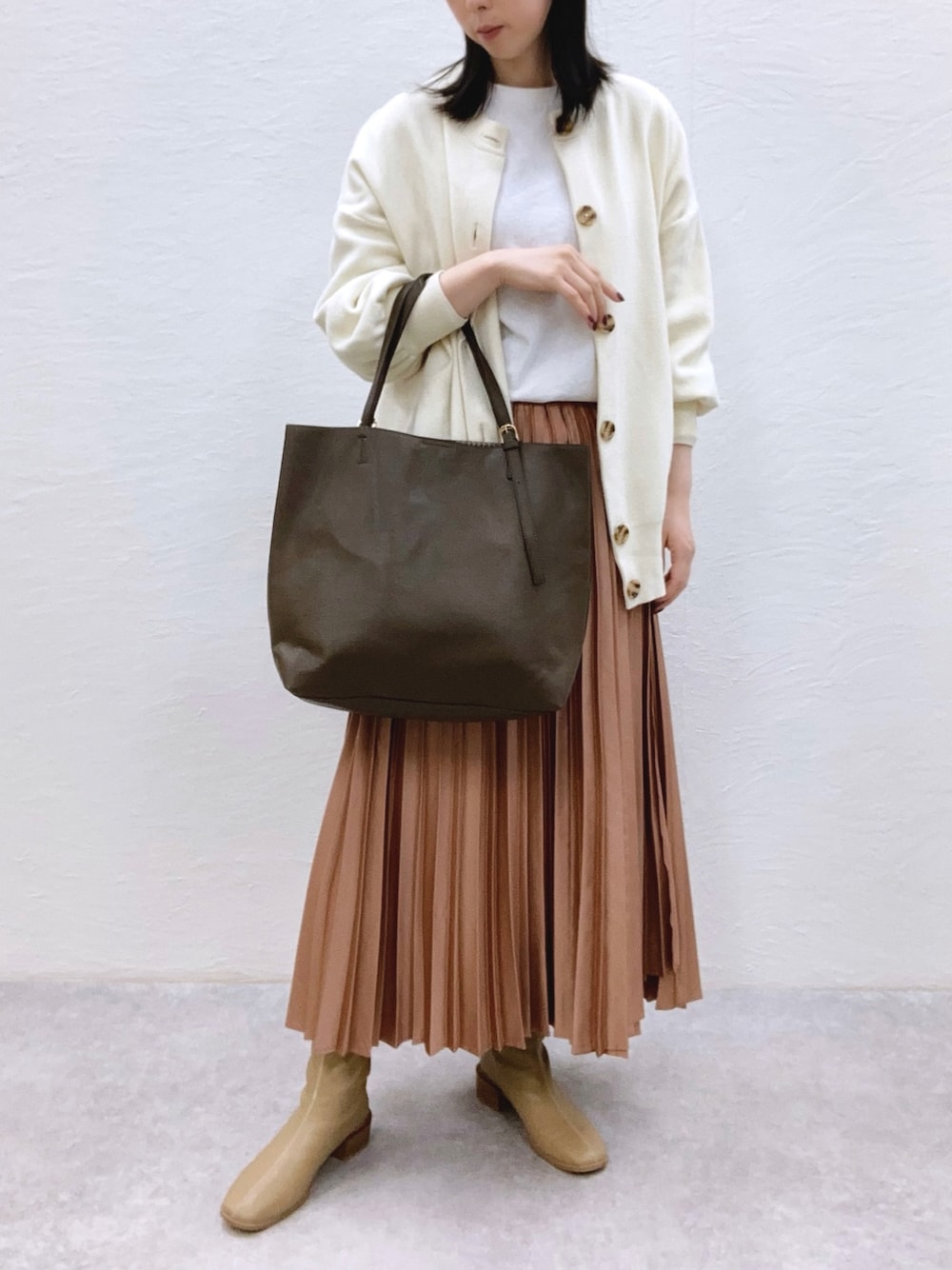 「大人カジュアル、シンプルコーデ、冬コーデ、秋のコーデ、大人かわいい、いいね、save、フォローお願いします🤑、カーディガン、プリーツスカート、高身長女子、通勤コーデ、オフィスカジュアル、着回しコーデ、プチプラコーデ、ママコーデ」｜「T・S・Lのベルトハンドルトート（トートバッグ、グリーン系）」を使った、nobuさん（レディース・170cm）の秋コーディネートの1枚目の写真