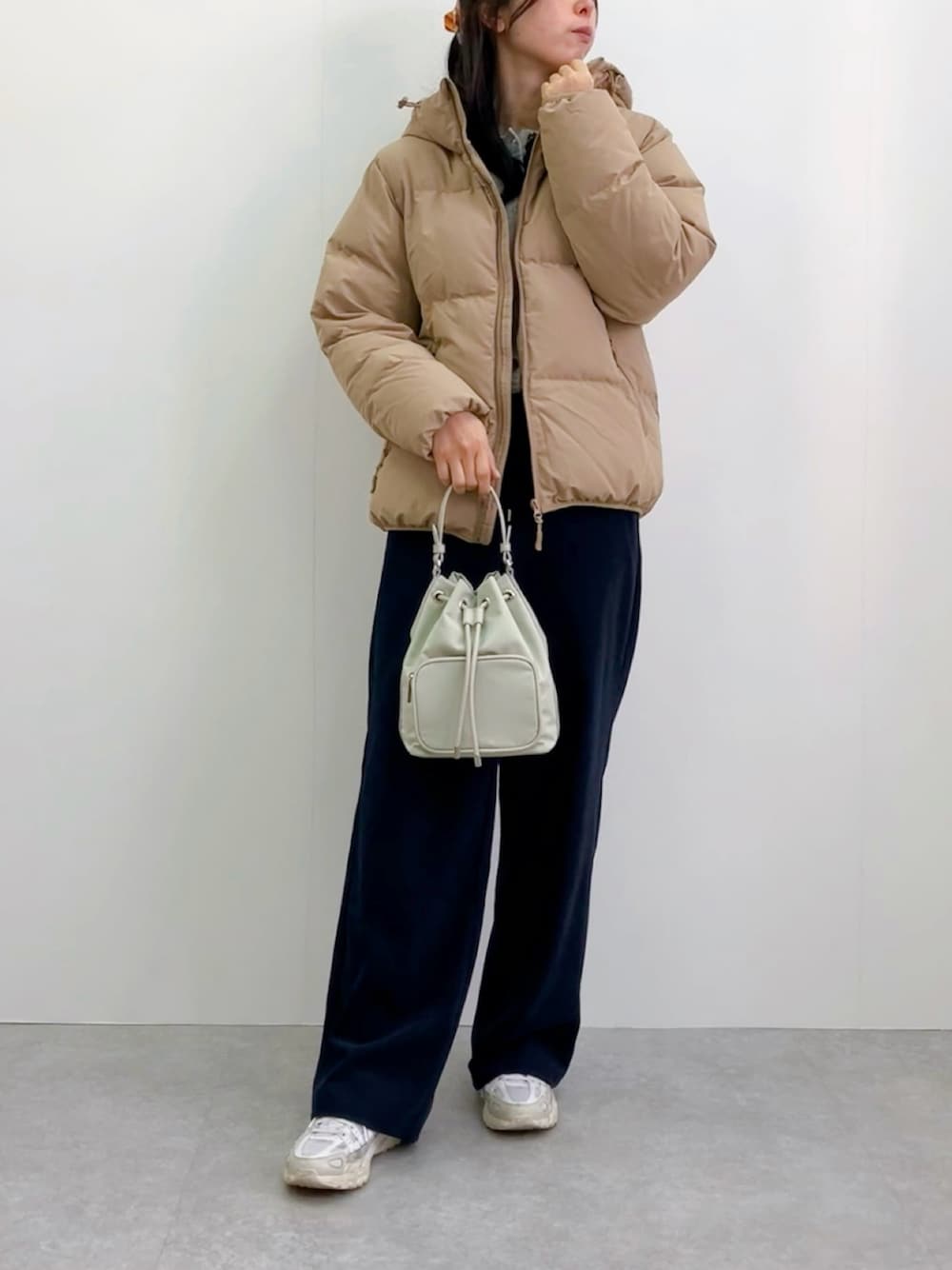 「巾着バッグ、ダウンジャケット、オトナ女子、大人カジュアル、着回しコーデ、ZARA、パンツコーデ、高身長女子、プチプラコーデ、大人女子、スニーカー、GU、休日スタイル、ラクチンコーデ」｜「GUのアイテム（ダウンジャケット/コート、ベージュ系）」を使った、nobuさん（レディース・170cm）の冬コーディネートの1枚目の写真