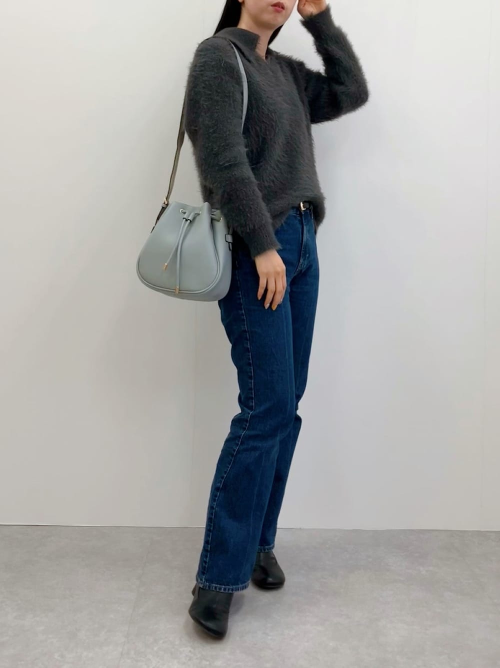 「きれいめコーデ、きれいめカジュアル、巾着バッグ、シャギーニット、デニムコーデ、H&M、高身長女子、ニットコーデ、通勤コーデ、オフィスカジュアル、シンプルコーデ、プチプラ」｜「NANO universeの衿付きヘアリーニットプルオーバー（ニット/セーター、グレー系）」を使った、nobuさん（レディース・170cm）の冬コーディネートの1枚目の写真
