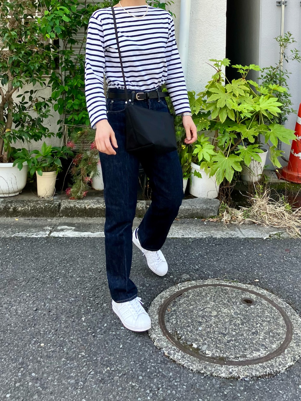 「ごきげんウィーク、休日コーデ、シンプルコーデ、オトナカジュアル、パンツスタイル、デニム、オトナ女子、スニーカー、おしゃれさんと繋がりたい、デニムパンツ、ジーンズ、ボーダー、ボーダートップス、スニーカーコーデ」｜「SAINT JAMESの【SAINT JAMES】MORLAIX（Tシャツ/カットソー、ブルー系）」を使った、とりさん（レディース・163cm）の春コーディネートの1枚目の写真