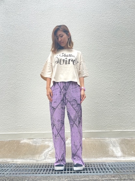 「AVIREX（アヴィレックス）の【直営店限定】BANDANA CHART MIX CUT PLEATED PANTS/ バンダナチャートミックスプリーツパンツ（その他パンツ、パープル系）」を使った、浅野ゆきさん（レディース・158cm）の夏コーディネート