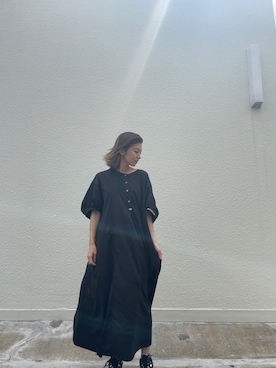 「AVIREX（アヴィレックス）の【直営店限定】VOLUME SLEEVE TENCEL ONEPIECE/ ボリュームスリーブテンセルワンピース（ワンピース、ブラック系）」を使った、浅野ゆきさん（レディース・158cm）の夏コーディネート