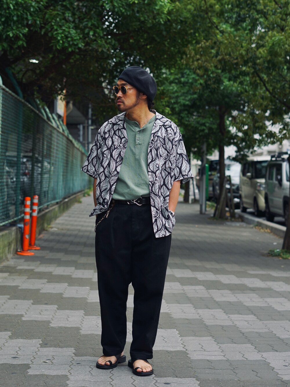 ホワイト系のシャツ/ブラウス、グリーン系のTシャツ/カットソー、ブラック系のチノパンツを着用したメンズの春コーディネートの1枚目の写真