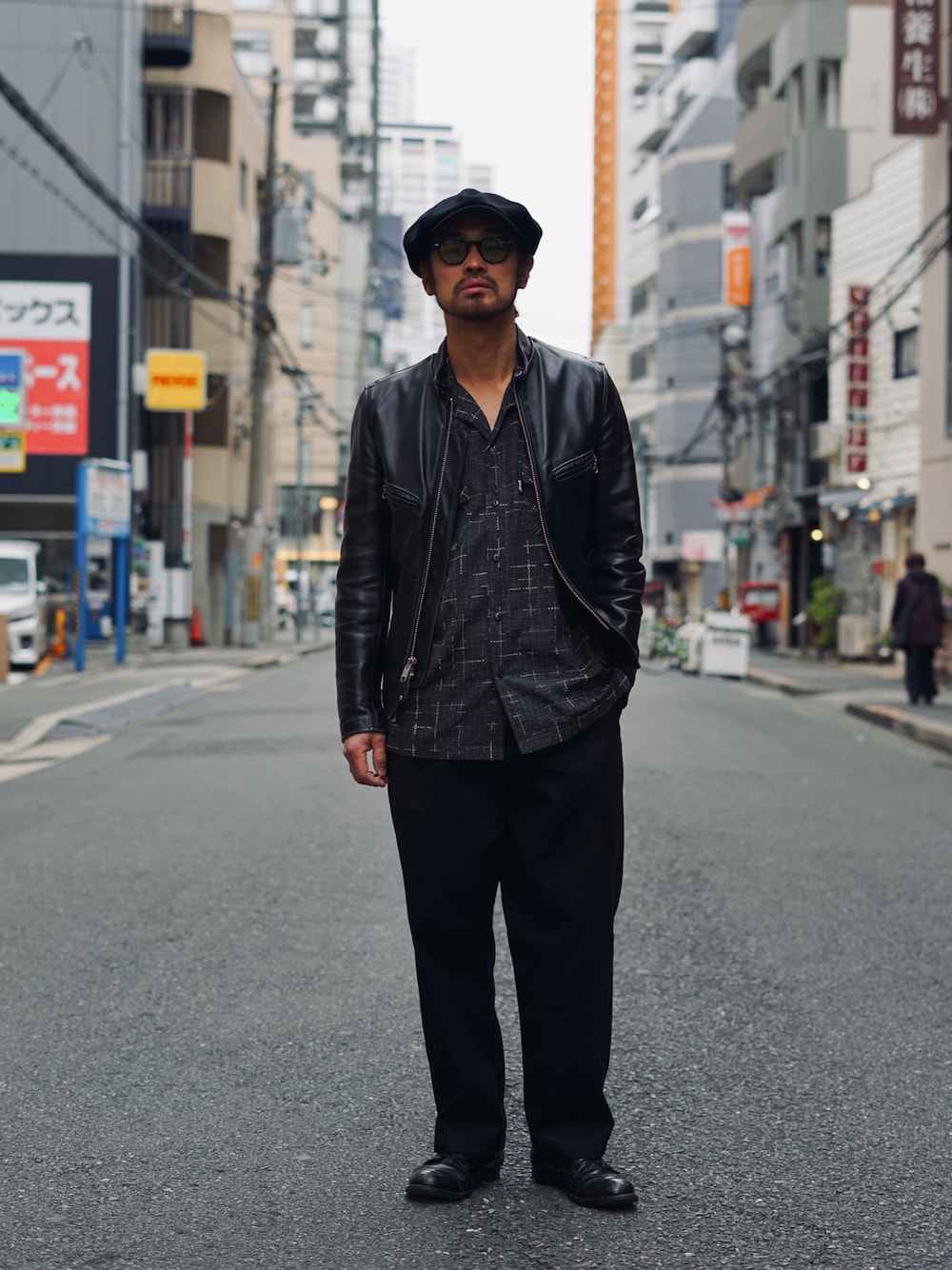 ブラック系のライダースジャケット、ブラック系のシャツ/ブラウス、ブラック系のチノパンツを着用したメンズの春コーディネートの1枚目の写真