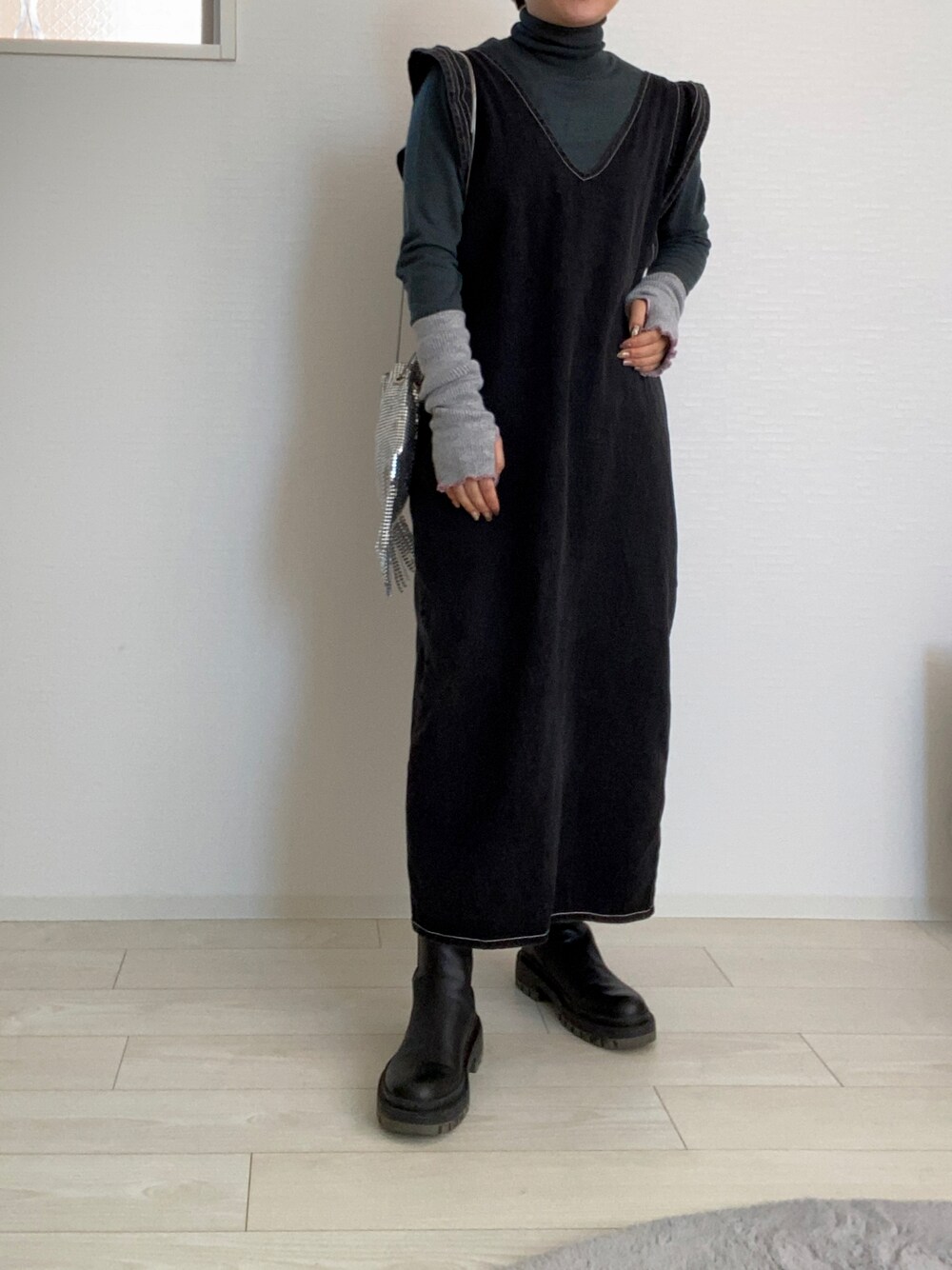 「休日スタイル、アームウォーマー、ブーツ、ワンピース、Kastane、KBF、リラックススタイル、UNIQLO、プチプラコーデ、ゆるコーデ」｜「KBFのフリルデニムワンピース（ワンピース、ブラック系）」を使った、maさん（レディース・161cm）の冬コーディネートの1枚目の写真