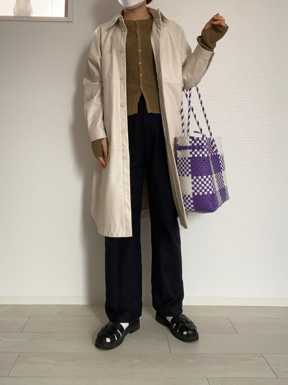「春服、カジュアルコーデ、休日スタイル、カーディガン、パンツスタイル、レイヤードスタイル、グルカサンダル、チノパン、春コーデ」｜「PLSTのアイテム（チノパンツ、ブルー系）」を使った、maさん（レディース・161cm）の春コーディネートの1枚目の写真