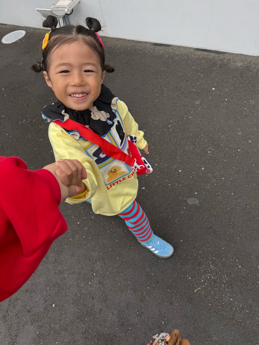 イエロー系のスウェット、レッド系のスウェット、ブルー系のスニーカーを着用したキッズの秋コーディネートの1枚目の写真