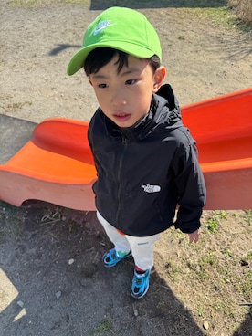 「THE NORTH FACE（ザノースフェイス）のTHE NORTH FACE/ザ・ノース・フェイス COMPACT JACKET ジャケット 軽量 アウトドア 撥水 NPJ72310（マウンテンパーカー、ブラック系）」を使った、▷ fuu ◁さん（キッズ・110cm）の春コーディネート