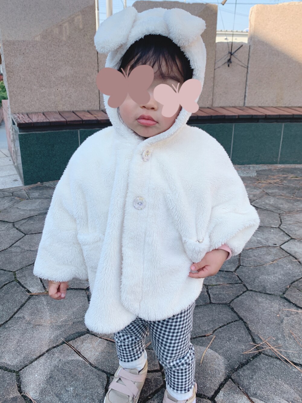 「冬コーデ、女の子、ポンチョ、うさ耳、ギンガムチェック、女の子コーデ、シンプルコーデ、モコモコアウター」｜「BRANSHESのうさ耳授乳ベルト付きリバーシブルケープ（その他ベビー用品、ホワイト系）」を使った、KOMUGIさん（キッズ・80cm）の冬コーディネートの1枚目の写真