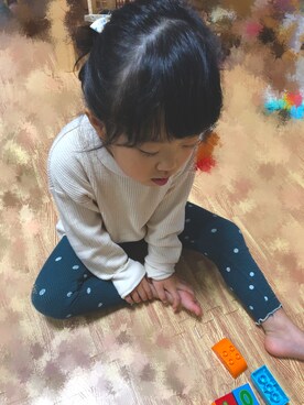 「UNIQLO（ユニクロ）のアイテム（Tシャツ/カットソー、ベージュ系）」を使った、ayさん（キッズ・100cm）の秋コーディネート