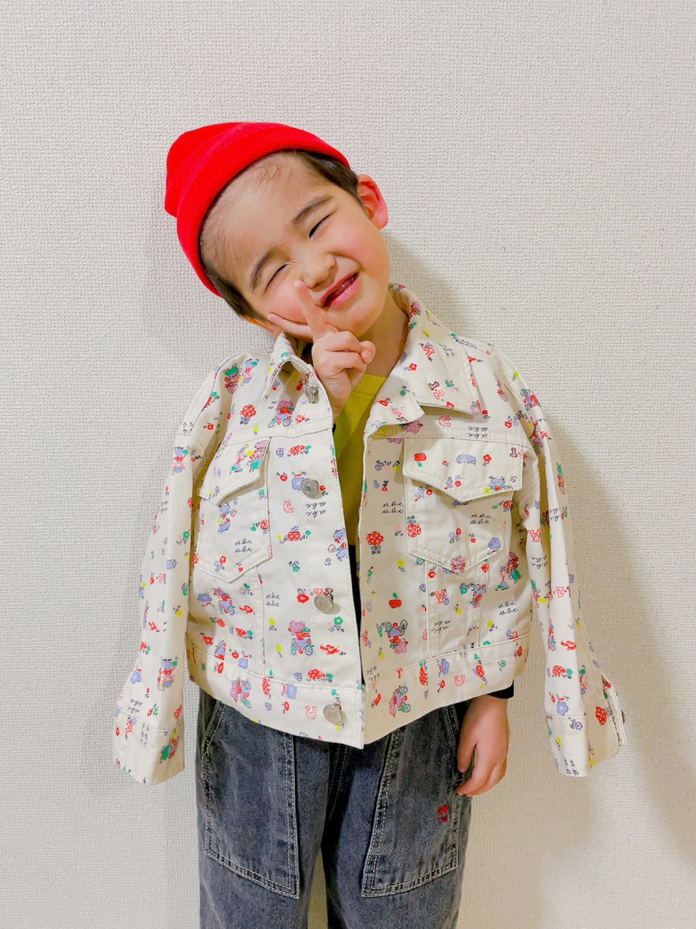 「似合うラボに行こう、男の子コーデ、Gジャン、デニムジャケット、ニット帽、デニム、サロペット、みにょコーデ、韓国子供服、春コーデ、春アウター、春服コーデ、キッズファッション、淡色コーデ、春色コーデ」｜「minyoのアイテム（デニムジャケット、ホワイト系）」を使った、みにょさん（キッズ・90cm）の冬コーディネートの1枚目の写真