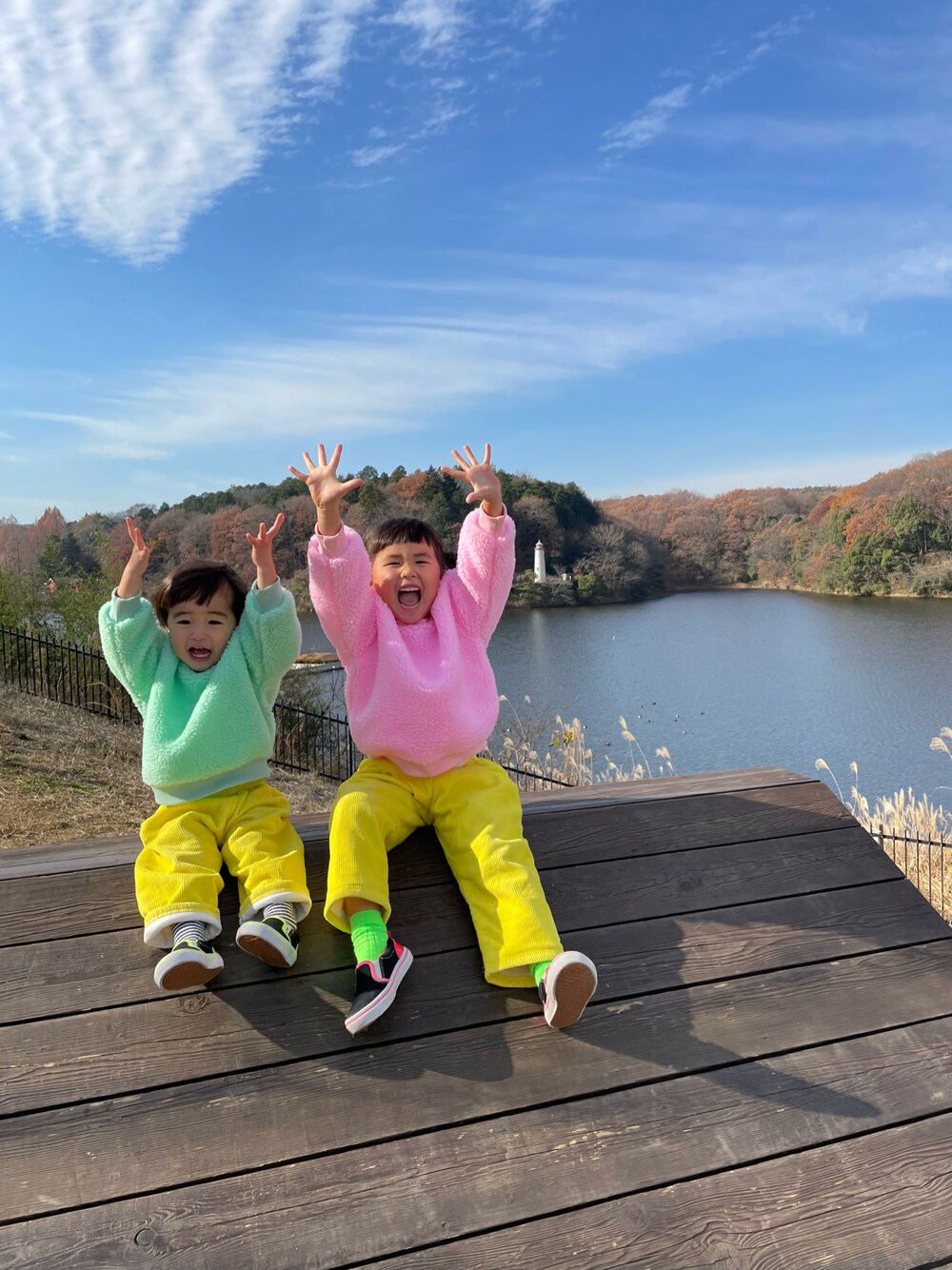「姉弟、キッズコーデ、カラフルコーデ、ムーミンバレーパーク、キッズファッション、冬服、5歳、2歳、バンザイ、絶景、リンクコーデ、おろそいコーデ、いろちコーデ、クリスマスに着たい服、仲良し」｜「minyoのアイテム（トップス、ピンク系）」を使った、みにょさん（キッズ・110cm）の冬コーディネートの1枚目の写真