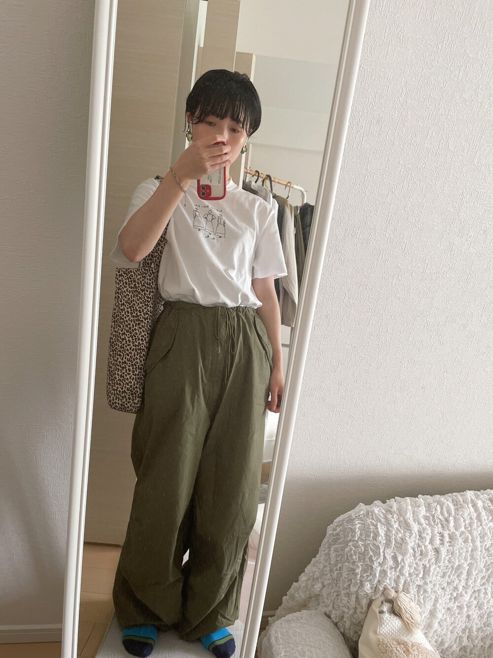 「初夏コーデ、カジュアル、ootd、ラフ、タックイン、オーバーサイズ」｜「foufouのアイテム（Tシャツ/カットソー、ホワイト系）」を使った、ゆみねむさん（レディース・160cm）の春コーディネートの1枚目の写真