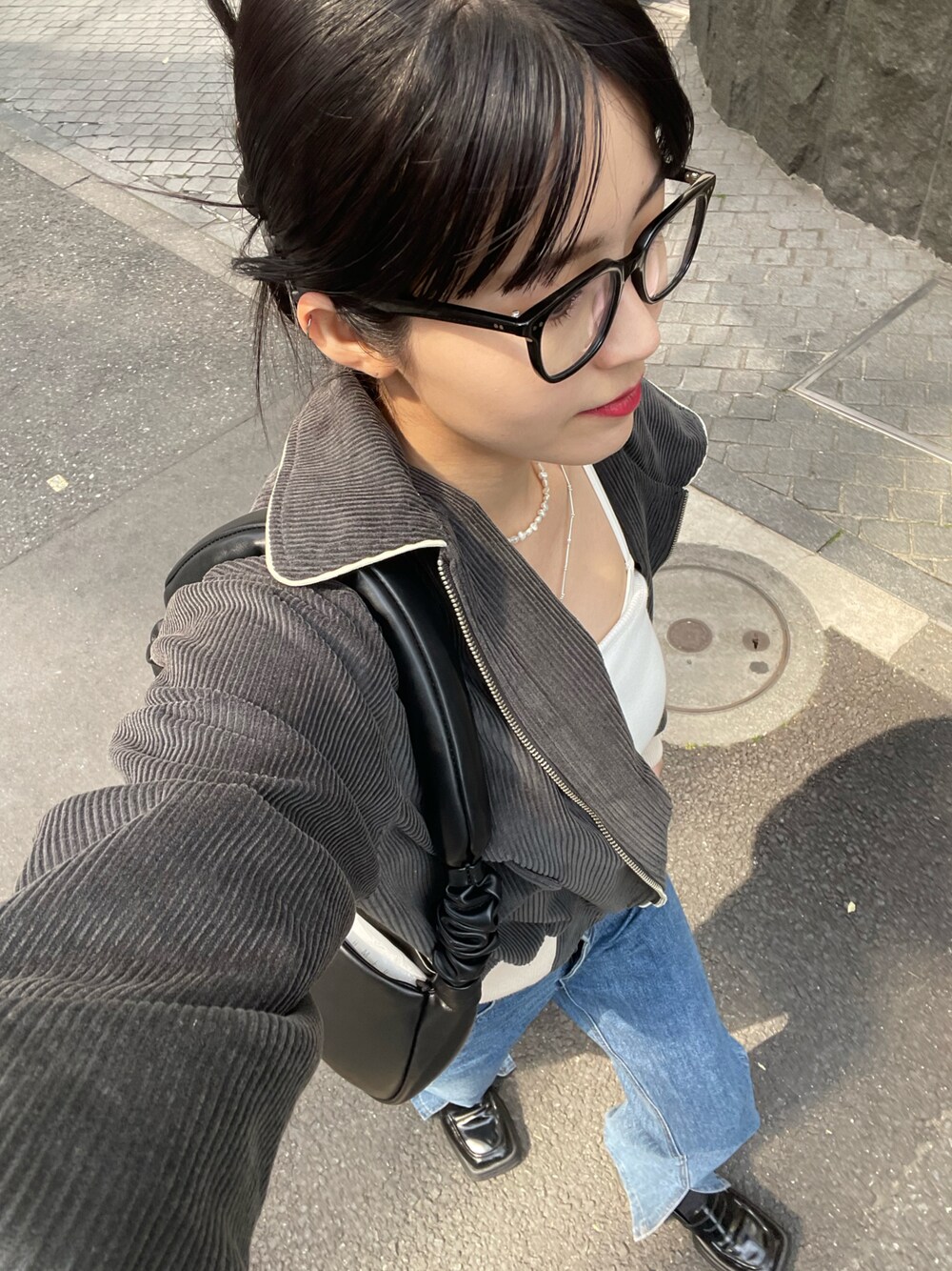 「休日コーデ、お出かけコーデ、大人カジュアル、シンプルコーデ、デニムパンツ、モノトーン、メガネ、韓国ファッション、韓国コーデ、フレアパンツ、春」｜「Didot.showroomのパイピングコーデュロイブルゾン（ブルゾン、グレー系）」を使った、Erika Yamamotoさん（レディース・160cm）の春コーディネートの1枚目の写真