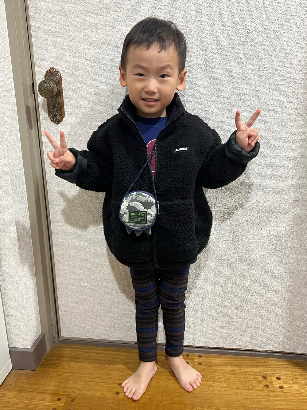 「おとこのこ、3歳8ヶ月、パパとおでかけ」｜「XLARGE KIDSの【もこもこ】ボアフリースジャケット（ブルゾン、ブラック系）」を使った、pooh❁¨̮sukeさん（キッズ・100cm）の冬コーディネートの1枚目の写真