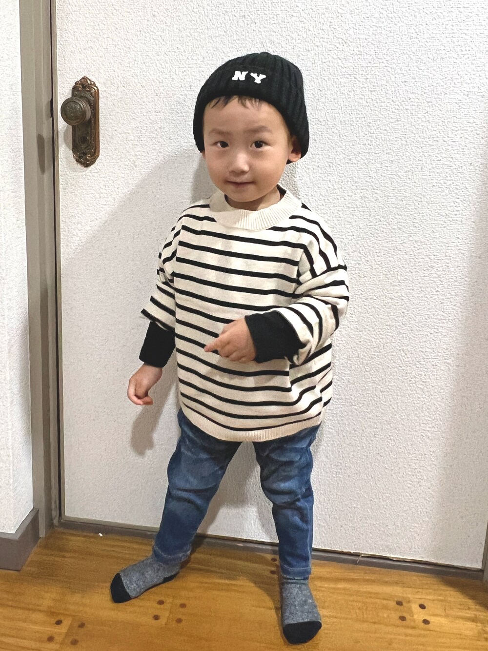 「おとこのこ、2歳11ヶ月、お休みコーデ、保育園お休み、ママ＆息子」｜「aimohaの【aimoha-KIDS-】【新作】韓国子供服 ボーダーニット風スウェット（スウェット、ブラック系）」を使った、pooh❁¨̮sukeさん（キッズ・90cm）の春コーディネートの1枚目の写真