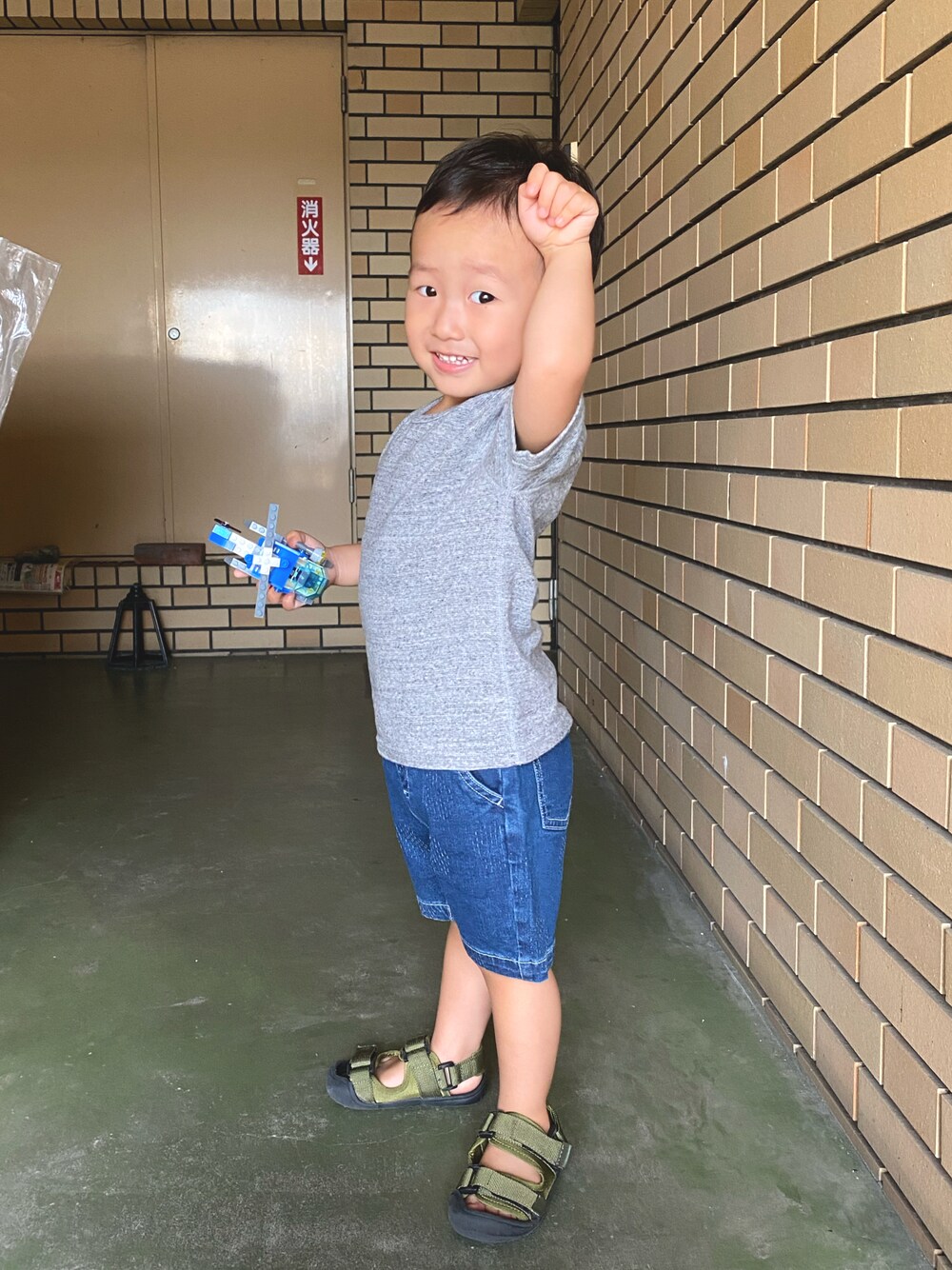 「おとこのこ、2歳5ヶ月、保育園コーデ、今日のポーズ」｜「MAKE YOUR DAYのドット柄インディゴパンツ（デニムパンツ、ブルー系）」を使った、pooh❁¨̮sukeさん（キッズ・90cm）の夏コーディネートの1枚目の写真