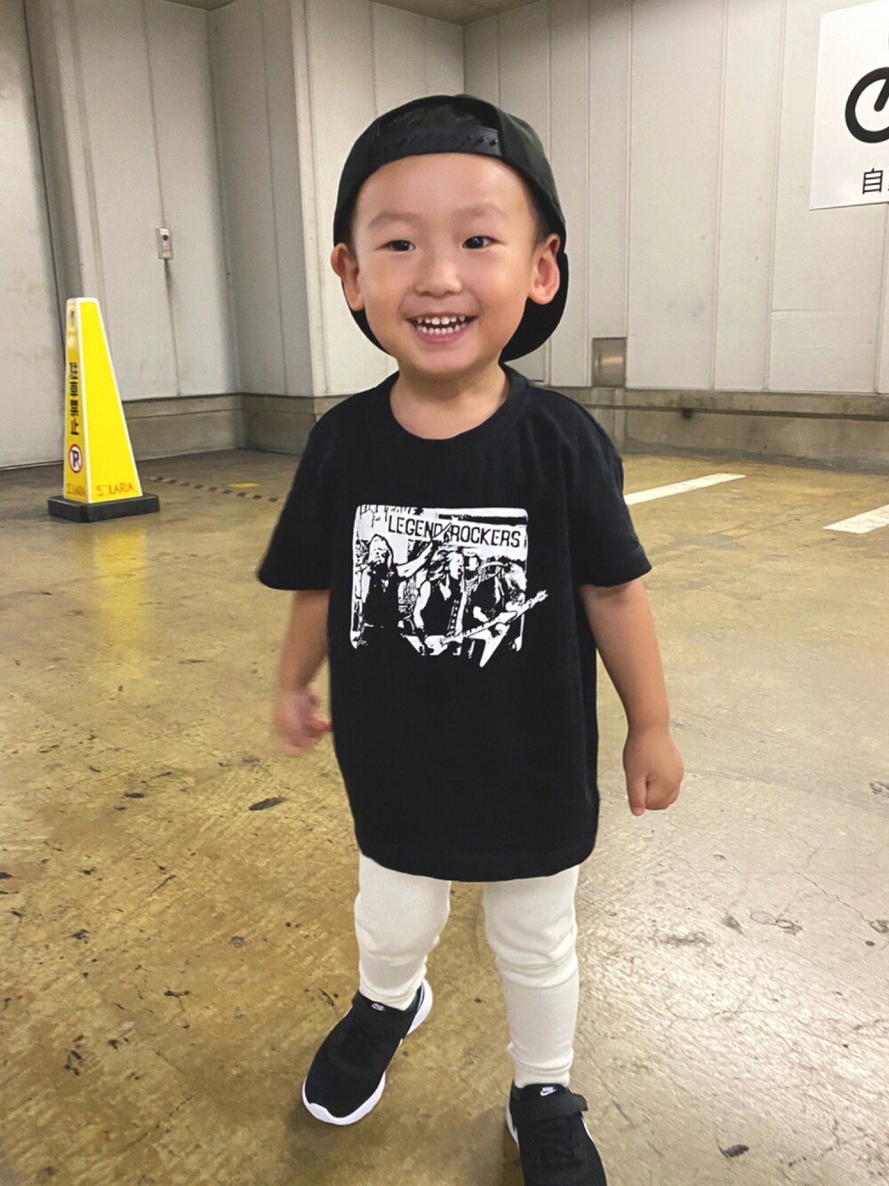「おとこのこ、2歳5ヶ月、休日コーデ、お出かけコーデ、モノトーン、ストリート」｜「Life Support Productsのプリント半袖Tシャツ （80～150cm）（Tシャツ/カットソー、ブラック系）」を使った、pooh❁¨̮sukeさん（キッズ・90cm）の秋コーディネートの1枚目の写真