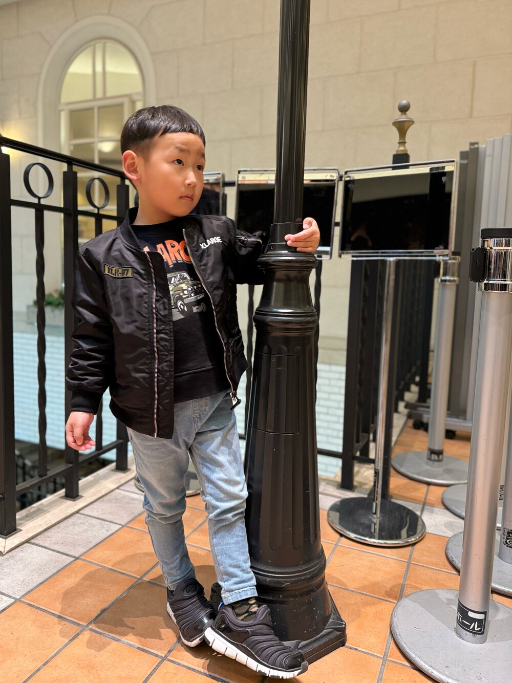 「おとこのこ、４歳11ヶ月、XLARGE KIDS」｜「XLARGE KIDSのファニーゴリラプリントMA-１（MA-1、ブラック系）」を使った、pooh❁¨̮sukeさん（キッズ・100cm）の春コーディネートの1枚目の写真