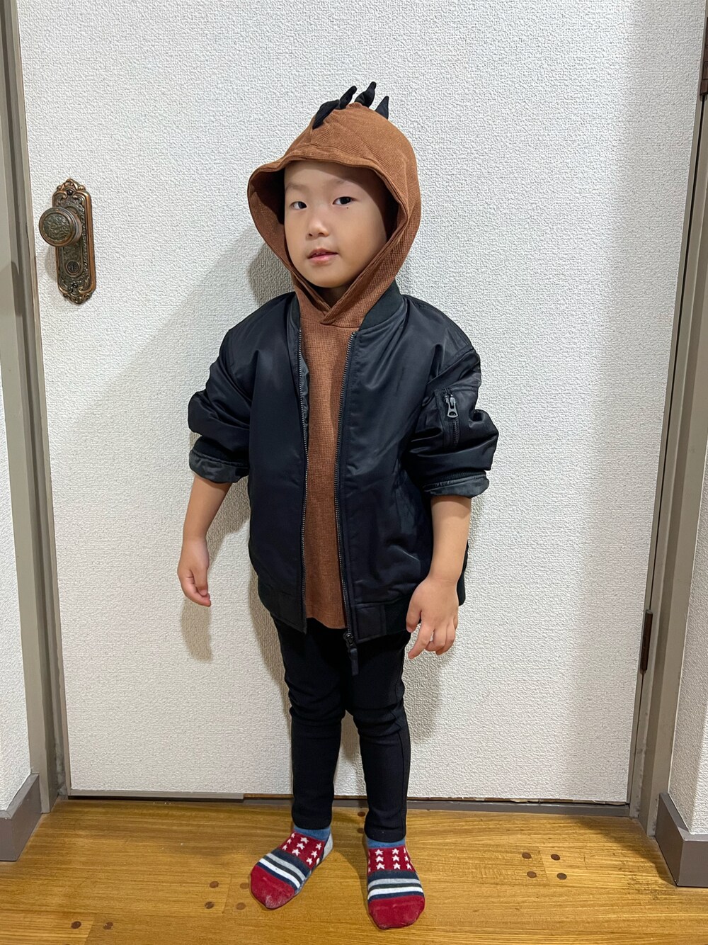 「おとこのこ、3歳7ヶ月、MA-1、恐竜大好き」｜「UNIQLOのアイテム（MA-1、ブラック系）」を使った、pooh❁¨̮sukeさん（キッズ・100cm）の秋コーディネートの1枚目の写真