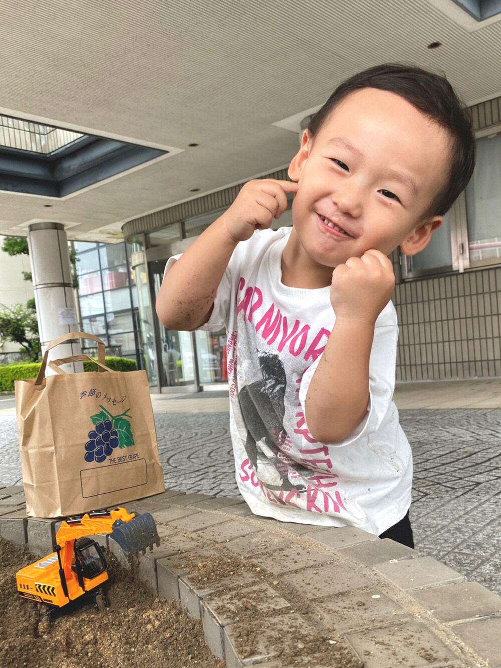 「おとこのこ、2歳5ヶ月、プリントT、保育園おやすみした人、お仕事同行、砂まみれ」｜「BREEZEのボックスダイナソーTシャツ（Tシャツ/カットソー、ホワイト系）」を使った、pooh❁¨̮sukeさん（キッズ・90cm）の秋コーディネートの1枚目の写真