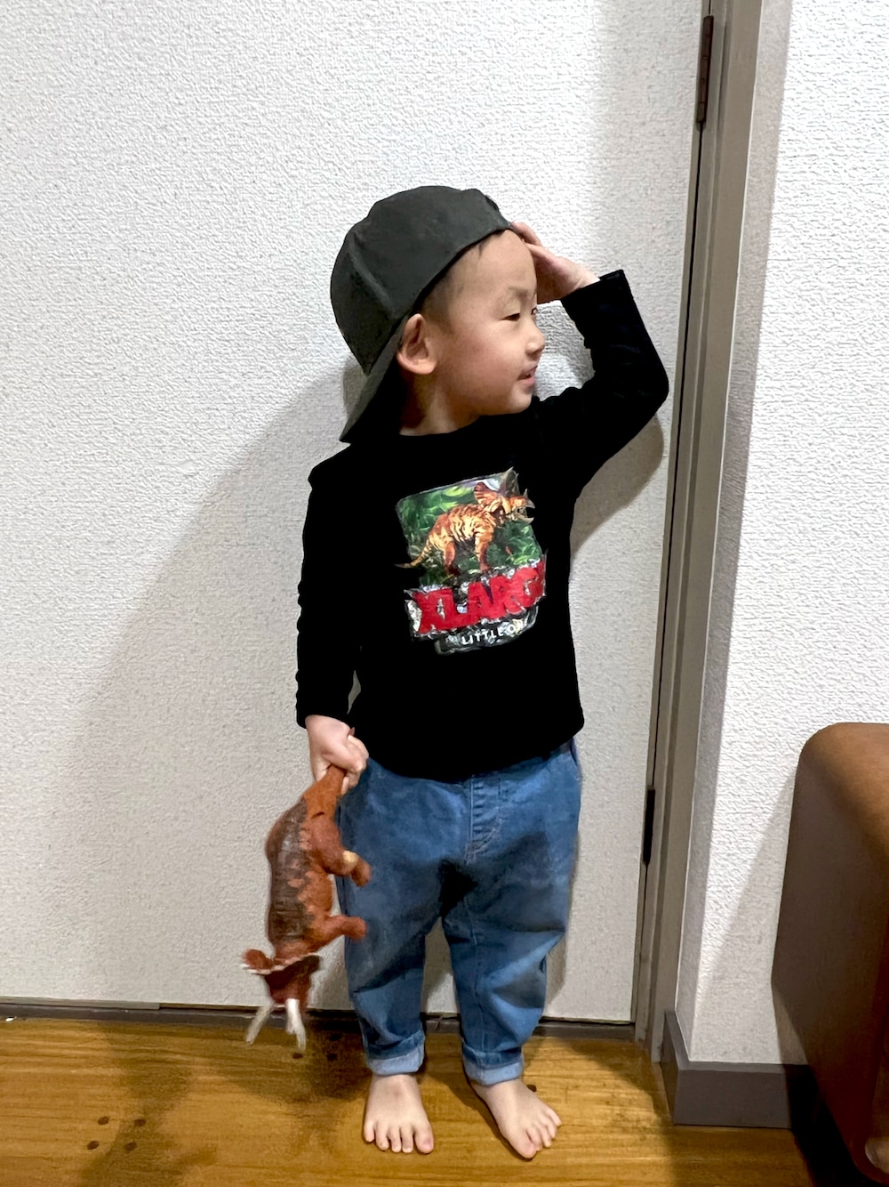「おとこのこ、2歳11ヶ月、保育園コーデ、３歳までカウントダウン、あと2日、トリケラトプス祭り」｜「XLARGE KIDSのスランテッドOGゴリラ刺しゅう6パネルキャップ（キャップ、グレー系）」を使った、pooh❁¨̮sukeさん（キッズ・90cm）の春コーディネートの1枚目の写真