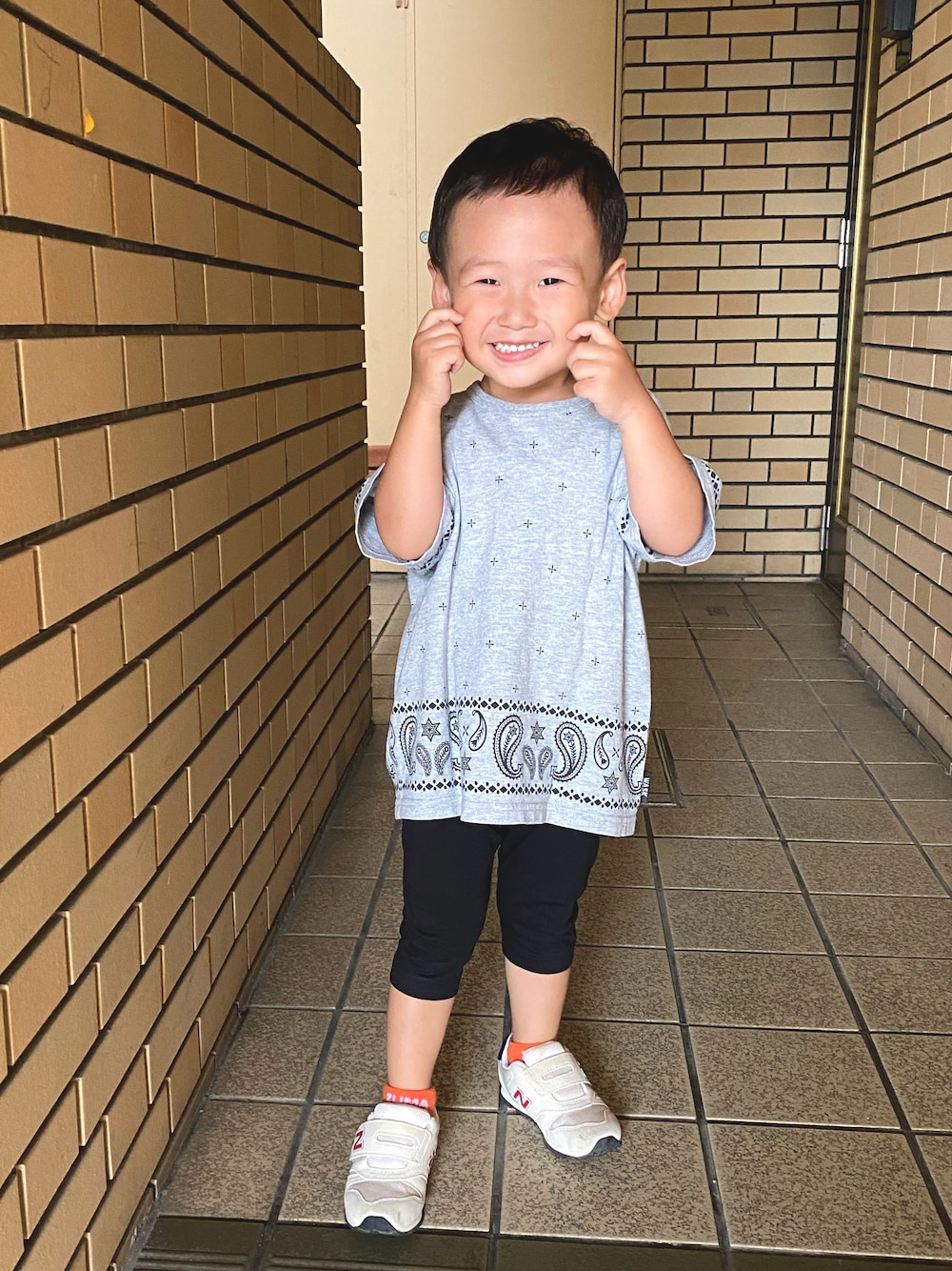 「おとこのこ、2歳6ヶ月、保育園コーデ、パウパトロール」｜「WASKのWASK/【カタログ掲載】天竺バンダナ柄BIGTシャツ(110cm～130cm)（Tシャツ/カットソー、グレー系）」を使った、pooh❁¨̮sukeさん（キッズ・90cm）の秋コーディネートの1枚目の写真
